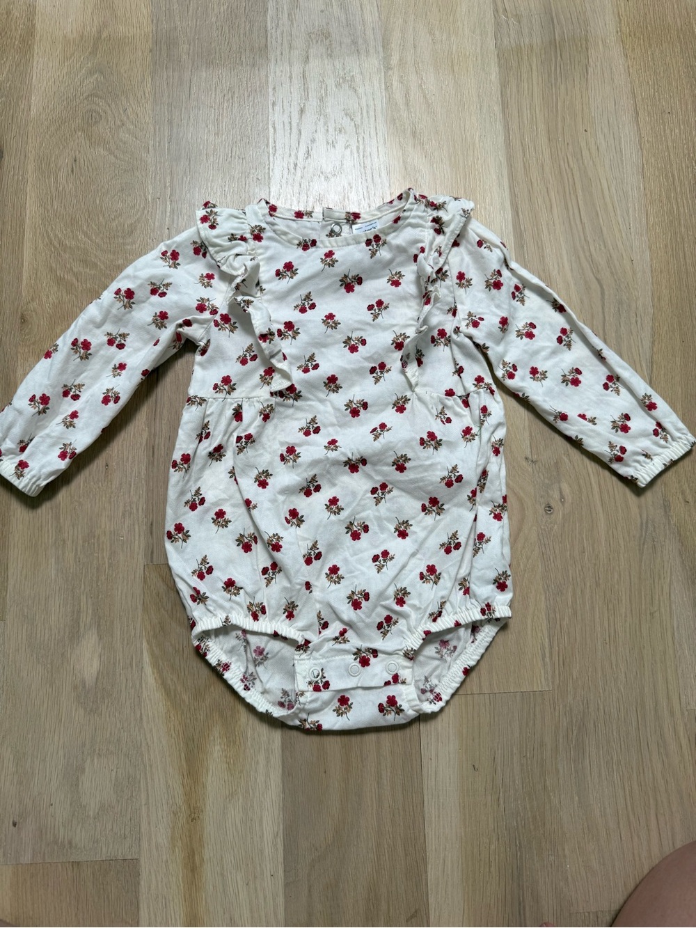 Carter’s 12 month floral onsie🌹